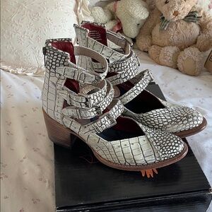 Freebird Felicity in white crocco